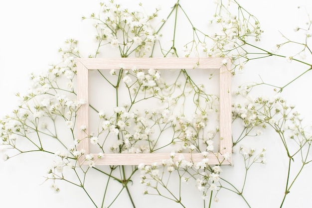 Foto d'archivio in stile. mockup di cancelleria desktop di matrimonio femminile con biglietto di auguri in bianco