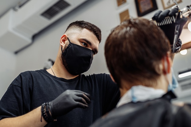 Acconciatura dei capelli degli uomini. il barbiere fa un'acconciatura alla moda. stile di vita in un barbiere.