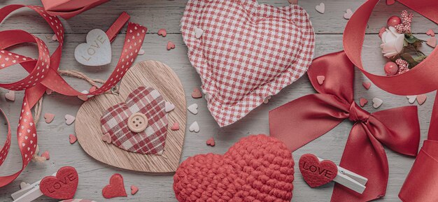 Styling van een filmfoto met gedempte halftonen. concept voor Valentijnsdag. achtergrond met de kenmerken van de viering van Valentijnsdag. dominante rode kleur. studio-opname, bovenaanzicht.