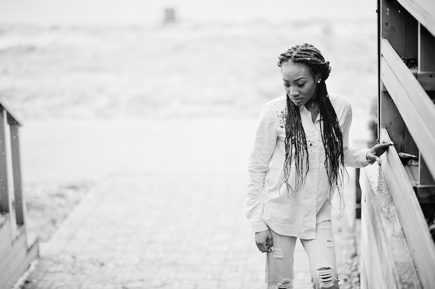 Photo stylish african american girl with dreads outdoor