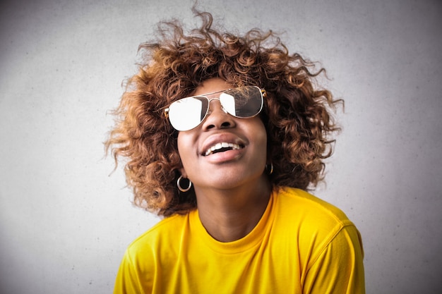 Elegante ragazza afro