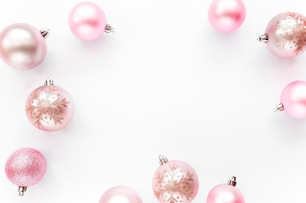 Stylish arrangement frame van roze kerstballen op witte achtergrond flat lay top view