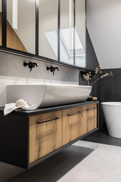 Стильный интерьер ванной комнаты с раковиной и личными аксессуарами для ванной Современная и креативная концепция интерьера Мраморные стены Шаблон