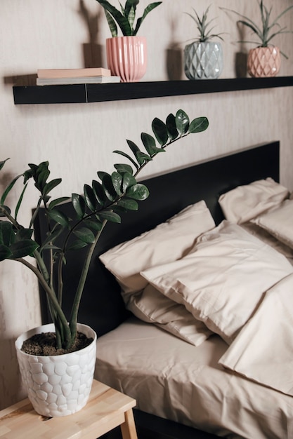 стильная спальня кровать застеленная постельным бельем