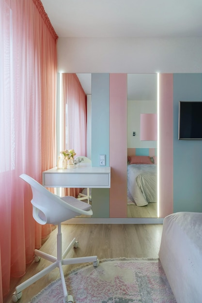 Стильный интерьер спальни с элегантным белым туалетным столиком с приглушенным освещением