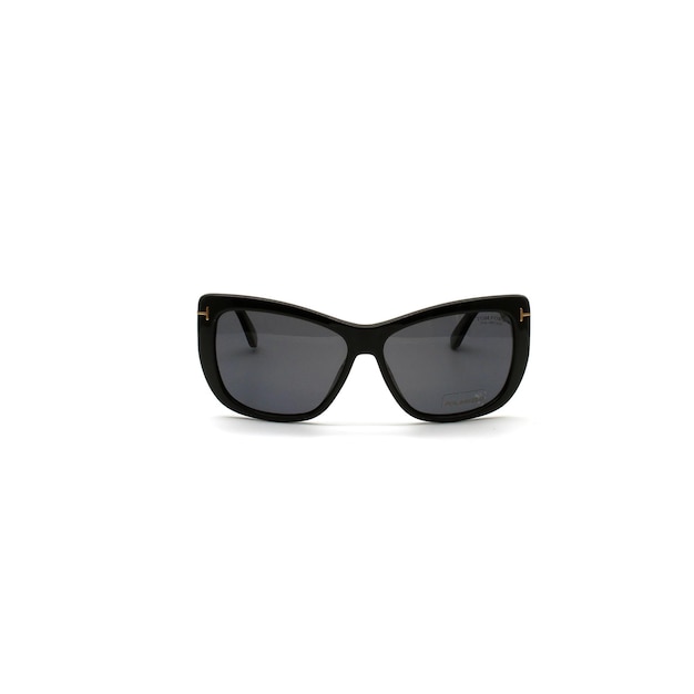 Фото Стильные черные солнцезащитные очки на белом фоне.