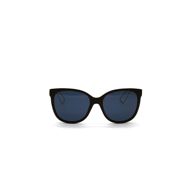 Стильные черные солнцезащитные очки на белом фоне