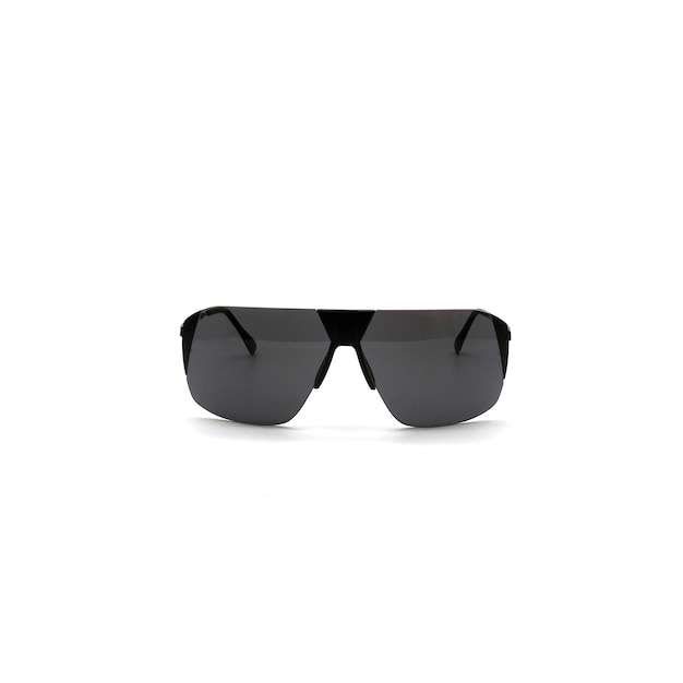 Стильные черные солнцезащитные очки на белом фоне.