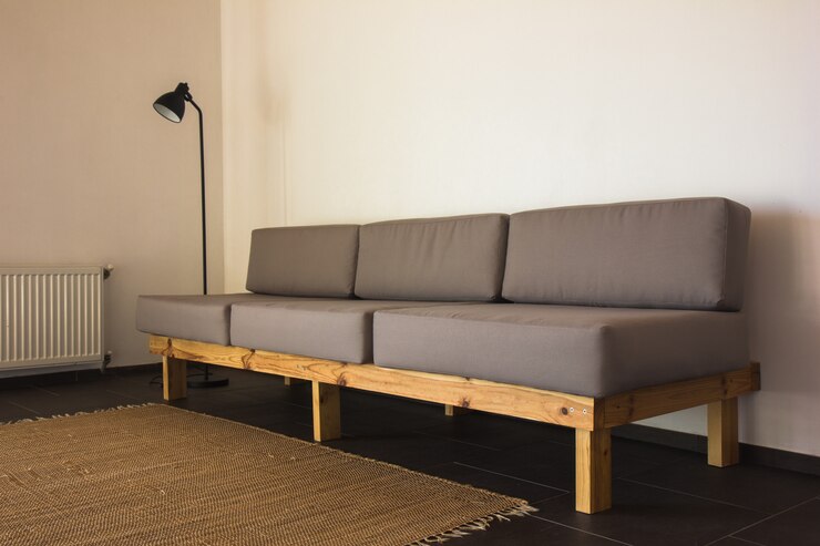 Photo the stylish boho compostion at living room interior with design gray sofa, wooden coffee table, commode and elegant personal accessories. honey yellow pillow and plaid. cozy apartment. home decor