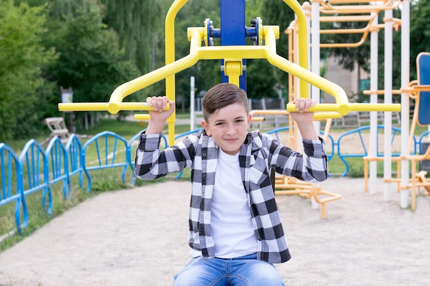 Ragazzo alla moda in camicia a quadri