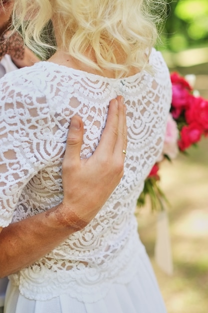 Photo stylish bride and groom. just merried. wedding couple. happy bride and groom