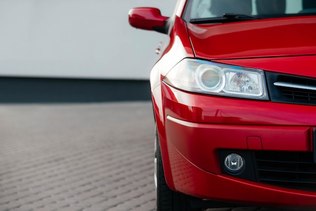 赤い色のスタイリッシュで明るいファミリー ユニバーサルカー ヘッドライト車の自動車の詳細