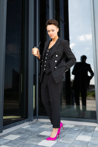 Foto donna alla moda di affari sul lavoro, concetto di una donna forte e sicura