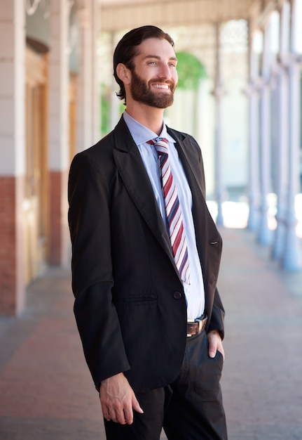 Elegante uomo d'affari sorridente in tuta