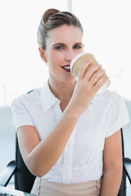 Foto caffè bevente alla moda della donna di affari