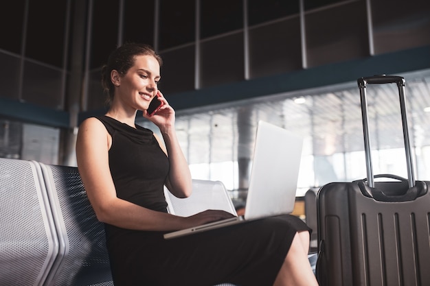 Photo stylish businesswoman with luggage at the airport