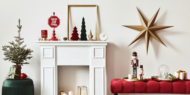 Стильная рождественская композиция в интерьере гостиной с белым дымоходом, елкой и венком, звездами, подарками и украшениями. Приближается Санта-Клаус. Шаблон.