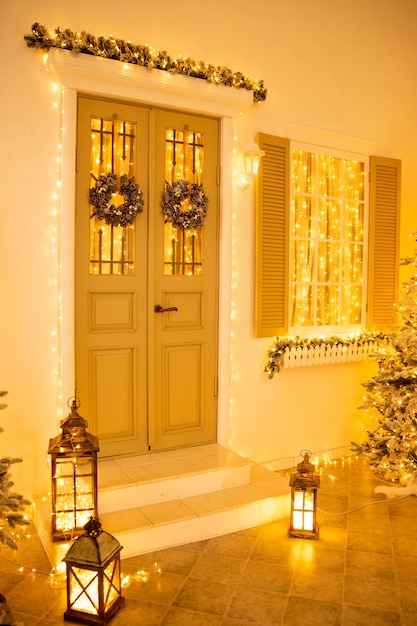 Foto interni di natale eleganti decorati in colori gialli con luci. comodità a casa.