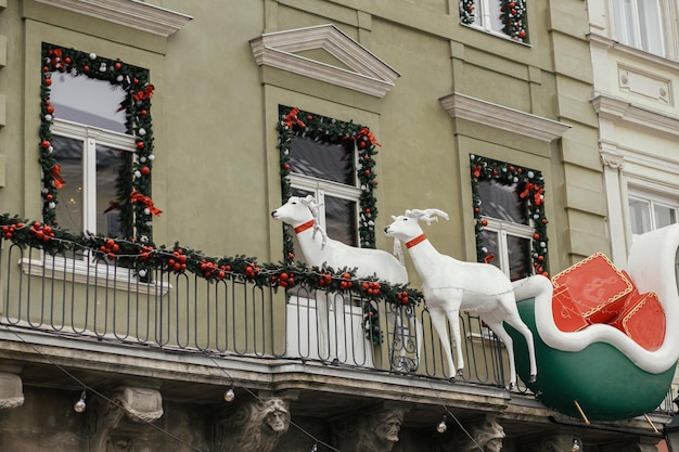 建物のファサードのおとぎ話の装飾にトナカイとスタイリッシュなクリスマス サンタそり