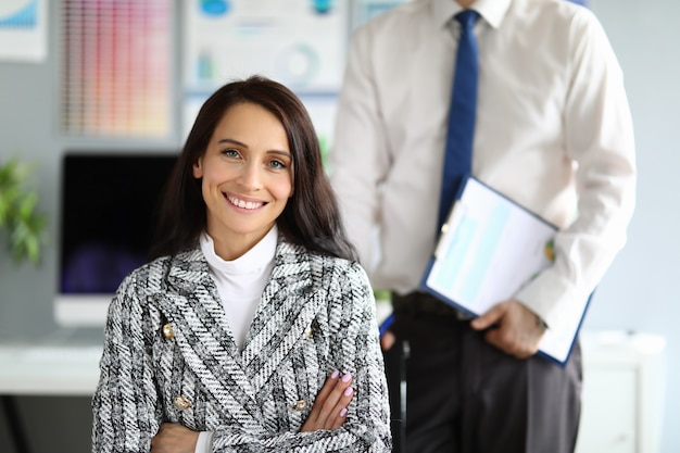 Elegante donna intelligente nel gabinetto