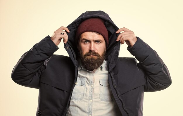 세련되고 편안한 스터 스타일의 남성 의류 스터 의류 남자 수염 hipster 따뜻한 검은 재 parka에서 고립 색 스터 현대 패션 남자 모자와 검은 겨울 재을 착용