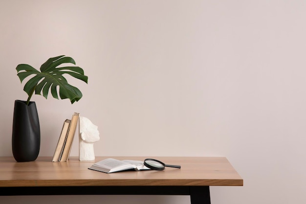 Стильная композиция уютного офисного интерьера с вазой для копирования с деревянным столом из листьев и личными аксессуарами Домашний декор Template