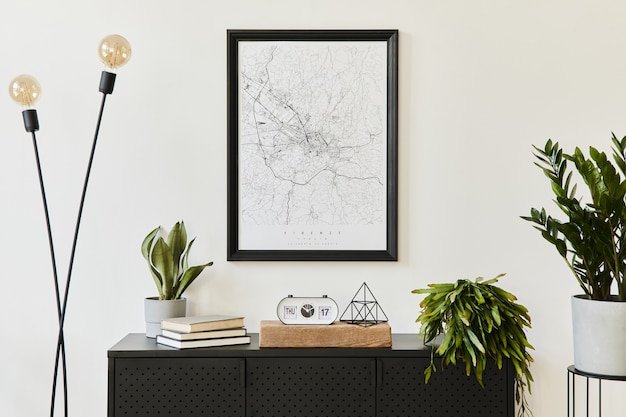 Composizione elegante degli interni del soggiorno con comò nero di design, molte piante, mappa dei poster, decorazioni ed eleganti accessori personali. arredamento moderno per la casa.