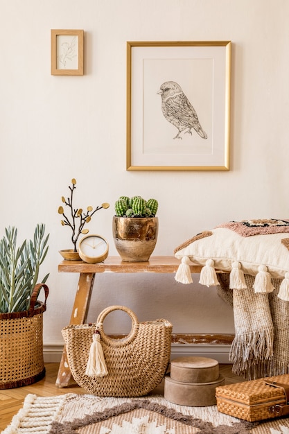 Стильная композиция интерьера гостиной с макетом рамы деревянная скамейка, подушка, клетчатая женская сумка, украшение растений и элегантные личные аксессуары в современном домашнем декоре