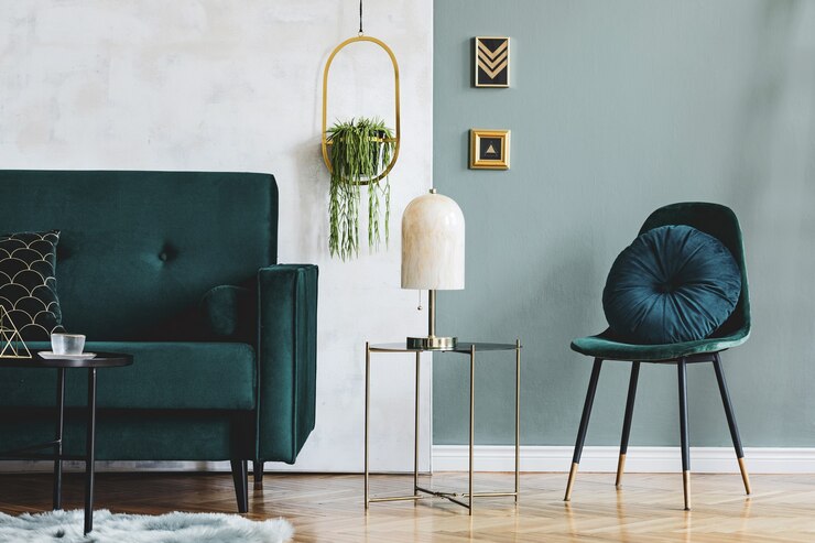 Photo stylish composition of luxury apartment living room interior with design sofa, coffee table and accessories. green walls and wooden parquet.
