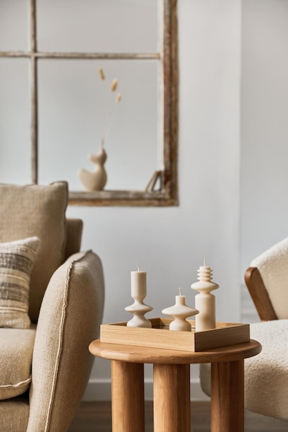 Composizione elegante dei dettagli interni del soggiorno moderno candele fatte a mano creative sul tavolino da caffè in legno home staging modello copia spazio xa