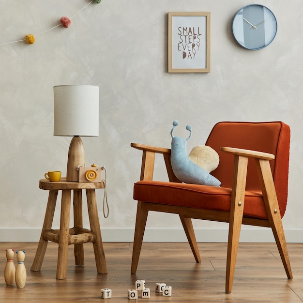 모의 포스터 프레임 빨간색 안락의자 우아한 램프 봉제 장난감과 매달려 있는 장식이 있는 아늑한 스칸디나비아 어린이 방 인테리어의 세련된 구성 바닥에 창의적인 벽 카펫 템플릿