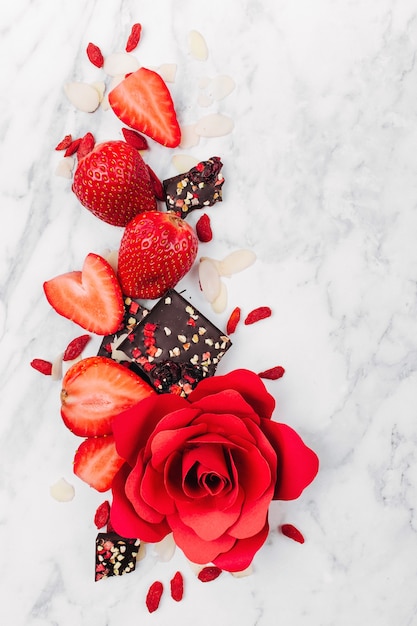 딸기, 붉은 장미, 초콜릿이 어우러진 세련된 구성