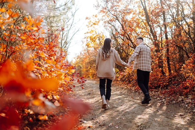 スタイリッシュなカップルが歩いて秋の天候を楽しんでいる 人々のリラクゼーションと休暇のコンセプト