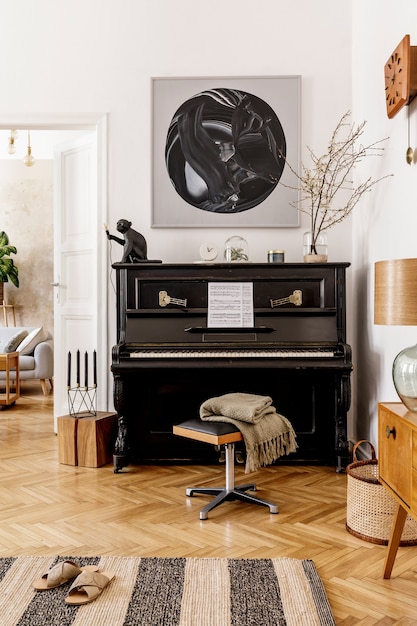 黒のピアノ、家具、植物、木製時計、ランプ、painitngs、カーペット、装飾、モダンな家の装飾のエレガントなパーソナルアクセサリーを備えたリビングルームのスタイリッシュで居心地の良いインテリア。