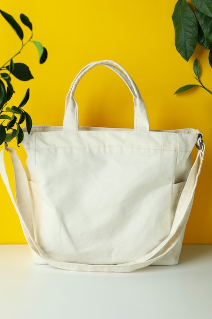 Elegante borsa eco sul tavolo bianco