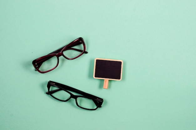 Photo stylish eyeglasses over turquoise background minimal style