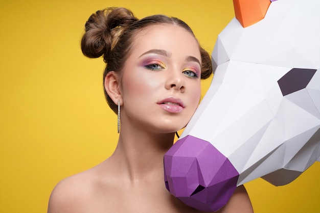 Photo stylish girl with bright shadows looking at camera in studio