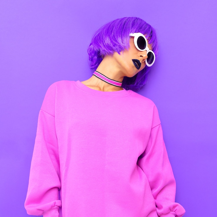 Photo stylish girl with purple hair colorful fashion style