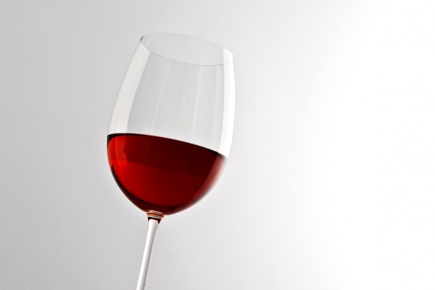 Elegante bicchiere di vino rosso