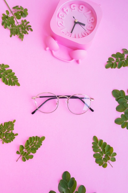 Фото Стильные очки на пастельном фоне. розовая пастельная цветная бумага.