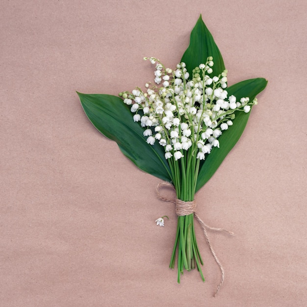 Un elegante biglietto di auguri con un bouquet di gigli bianchi della valle