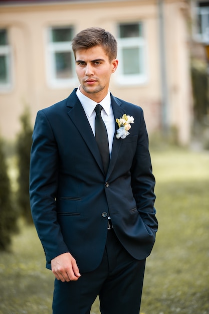 Sposo elegante stile uomo bellissimo giorno del matrimonio