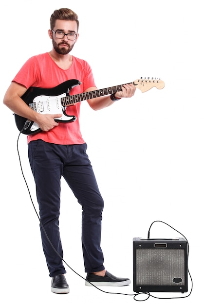 Foto ragazzo alla moda con una chitarra