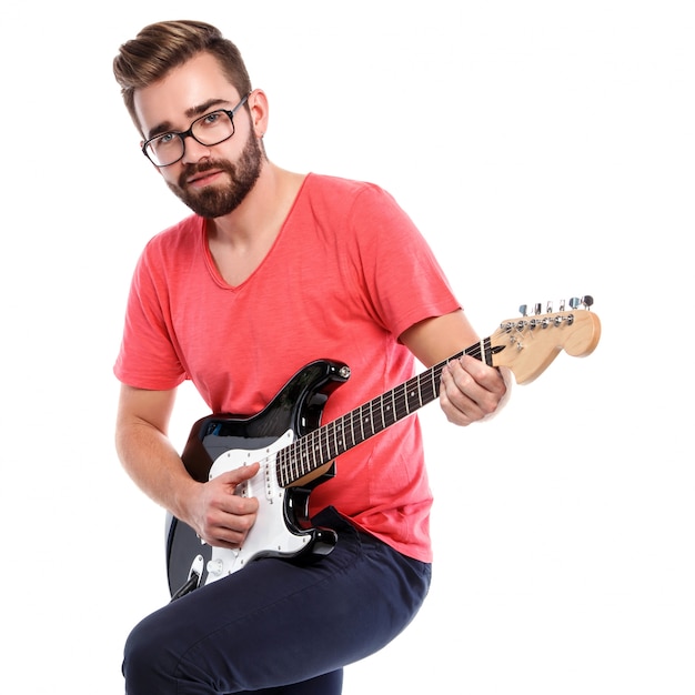 Ragazzo alla moda con una chitarra