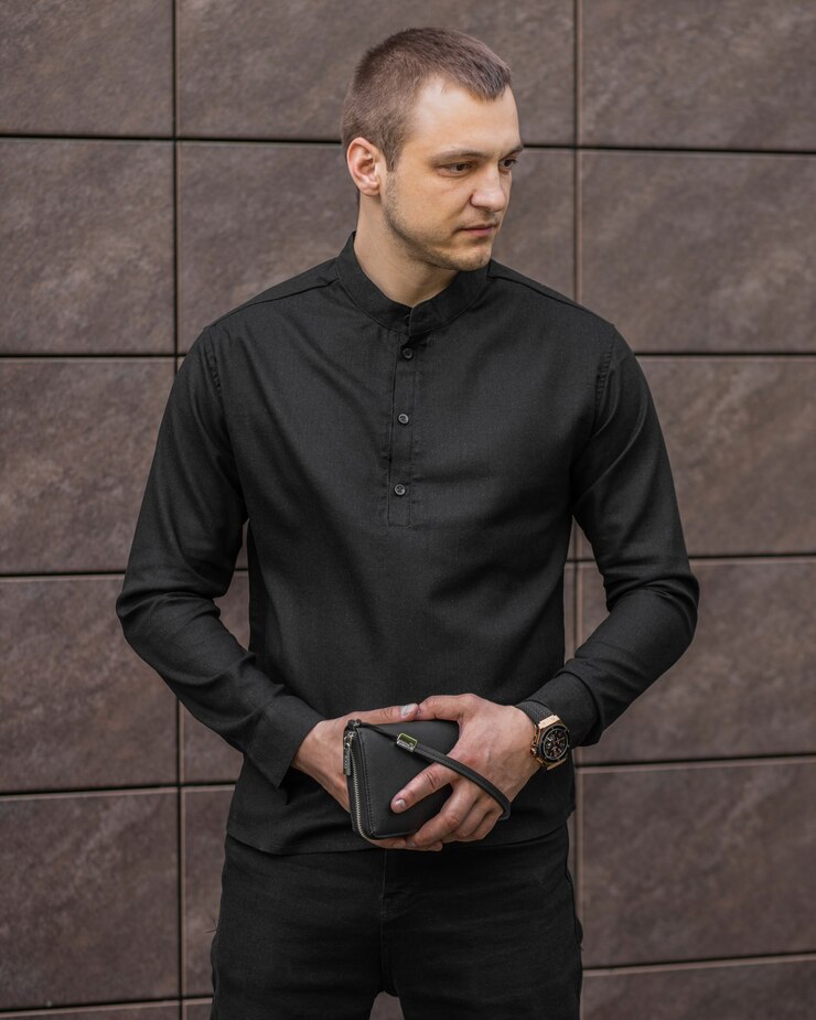 Photo 在街上穿着休<unk>服装的时尚英俊模特男,手表和皮革<unk>合器