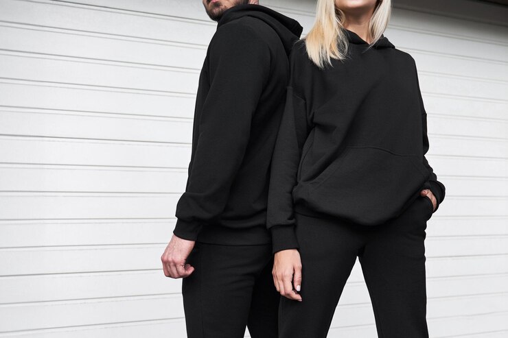 Photo スタイリッシュなパーカーのモックアップ若いカップルのためのファッショナブルな秋のストリートウェア女性と男性はロゴなしの黒いパーカーを着ますロゴなしの基本的なスポーツウェア長袖スウェットシャツのモックアップ