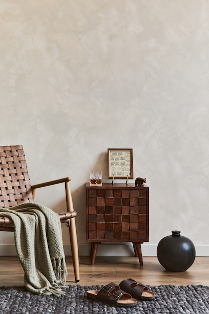 Стильная интерьерная композиция элегантного мужского дизайна гостиной с копией пространства, коричневым креслом, дизайнерским комодом и личными аксессуарами. Шаблон.