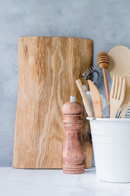 Elegante sfondo da cucina con utensili da cucina sul piano di lavoro in marmo