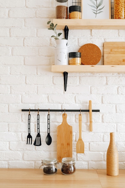Foto elegante cucina interna nei toni del bianco e del beige, sfondo primaverile