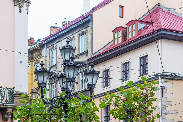 Фотография стильные фонари на улице европейского города львова